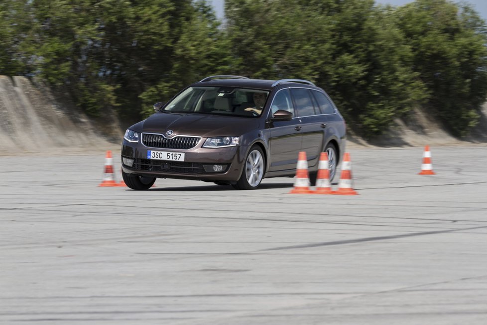 Octavia se na utažených tlumičích chová přirozeně stabilně, přitom zlepšila i komfort