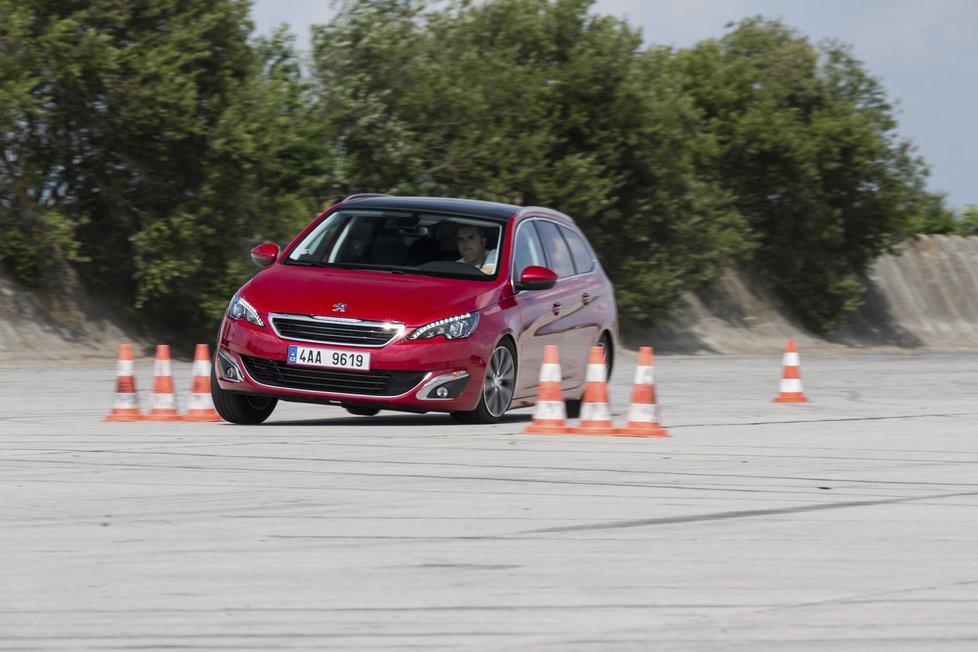 Měkce odpérovaný peugeot se víc naklání, stabilizace pak musí zasáhnout drsněji