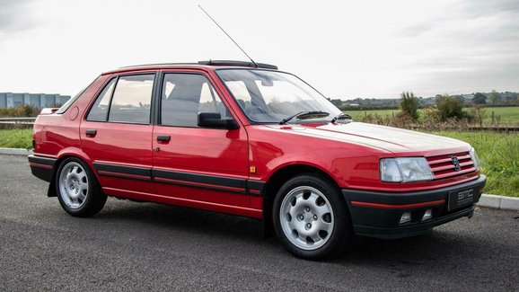 Na prodej je unikátní Peugeot 309 GTI. Od roku 1991 najel 237 km