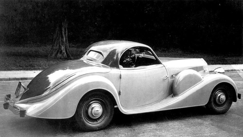 První prototyp kupé-kabrioletu Eclipse postavil Pourtout v roce 1932 na podvozku Peugeot 301 D.
