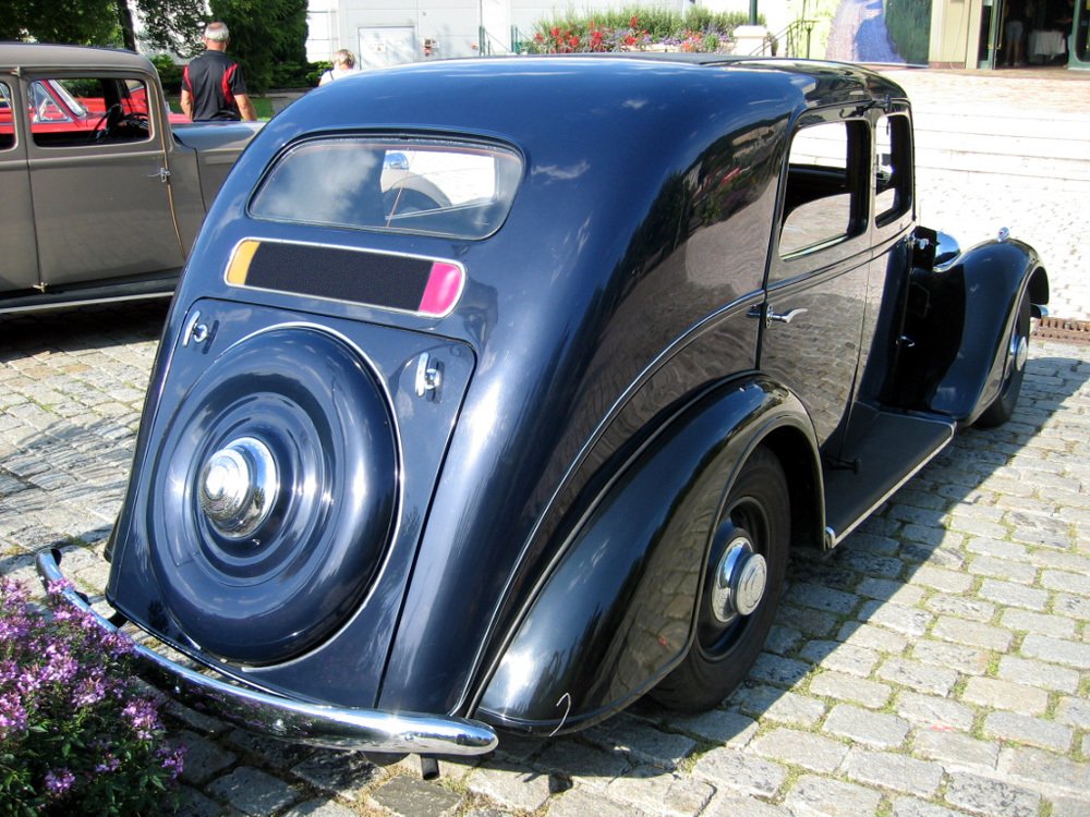 U verze se čtyřmi bočními okny bylo náhradní kolo umístěno zevnitř ve víku kufru, přičemž zvenku byl naznačen plechový tvar kola.