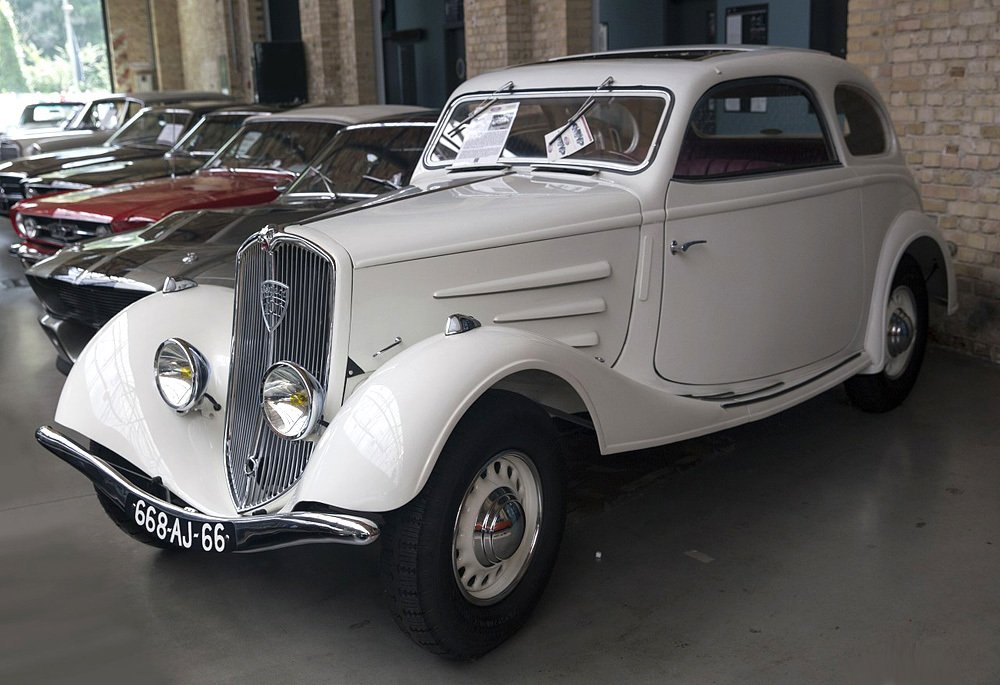 Těchto pohledných kupé Peugeot 401 D Coach vyrobila karosárna Meulemeester 70 kusů.