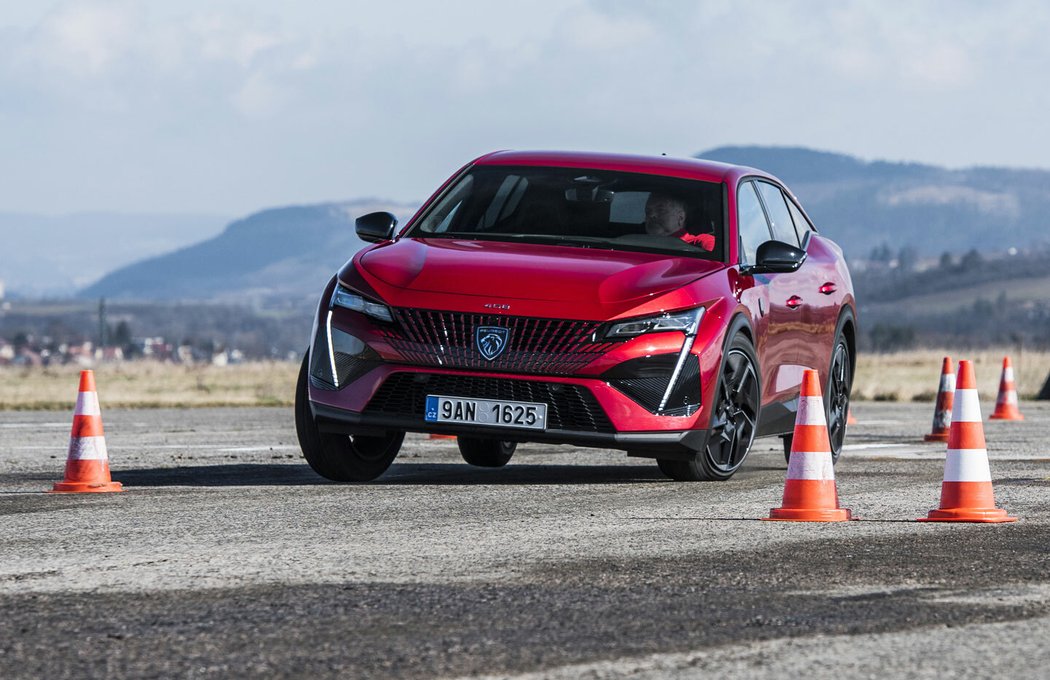 Základy EMP2 jsme chválili již v modelu 308. Peugeot 408 má ještě větší rozchody kol i rozvor náprav a při rychlém krouhání zatáček je podmanivě stabilní a jistý. Komfort odpružení je také slušný, byť ne jako u citroënu.