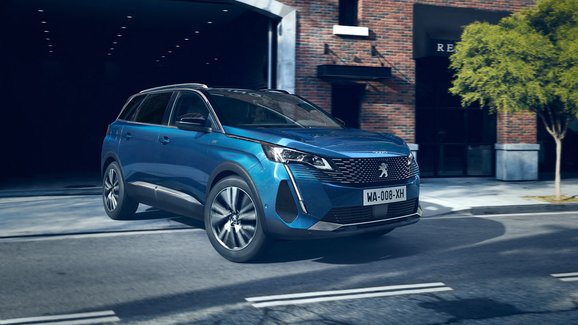 Modernizovaný Peugeot 5008 je tu. Většinu novinek 3008 přebírá i sedmimístné SUV