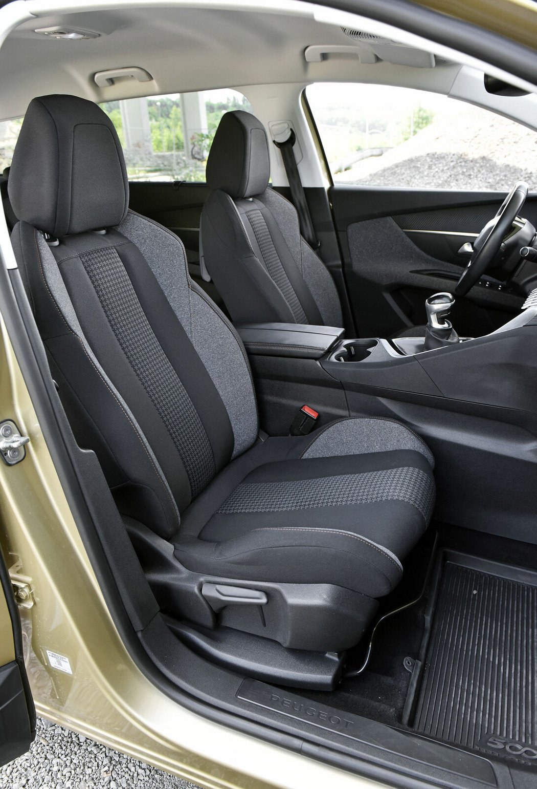 Sedačky v Peugeotu 5008 působí na pohled divokým dojmem, ve skutečnosti ale jde o pohodlné sezení i na dlouhých trasách. Prošoupané koženkové potahy signalizují vyšší nájezd vozu.