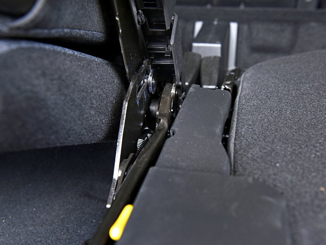 Testovaný kus měl poškozený mechanismus sklápění zadních sedadel. Technik ještě podobný problém na 5008 neviděl.