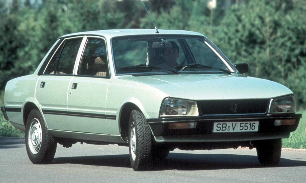 Elegantní tříprostorový sedan Peugeot 505 se stupňovitou zádí měl rozvor náprav 2 743 mm a byl dlouhý 4 579 mm.