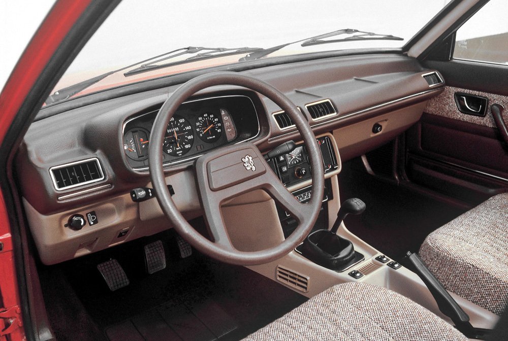 Přehledná palubní deska Peugeotu 505 měla všechny ručkové přístroje před volantem.