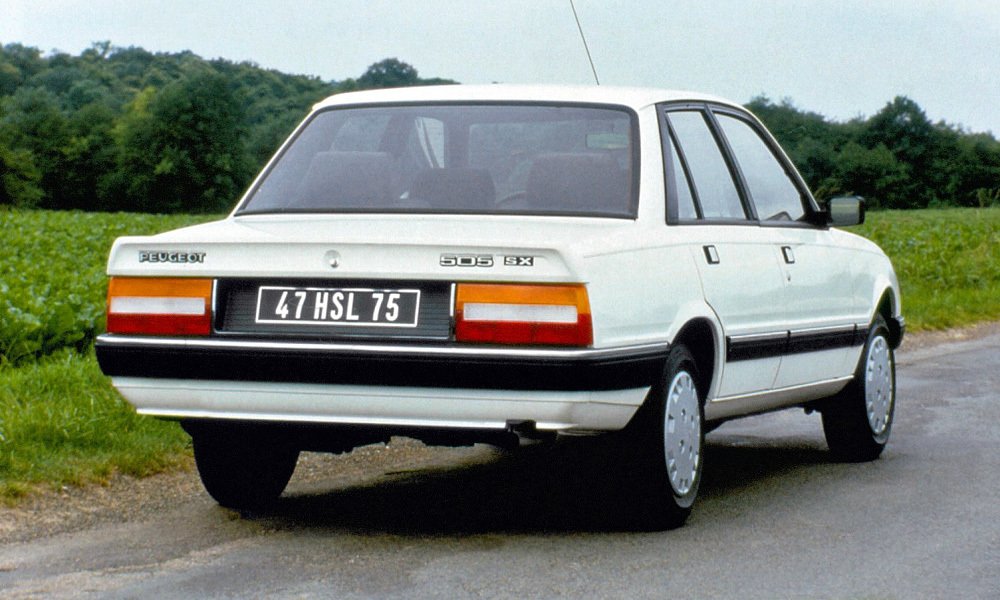 Po faceliftu měl sedan Peugeot 505 jinak uspořádané zadní sdružené svítilny.