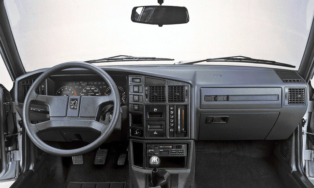 Od roku 1986 měly Peugeoty 505 novou palubní desku.