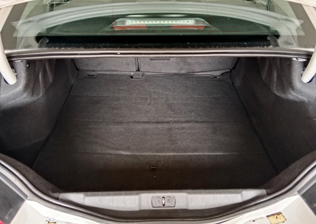 Široký, ale mělký kufr sedanu má objem 515 l a při nakládání v dešti rád vylije vodu z víka za krk
