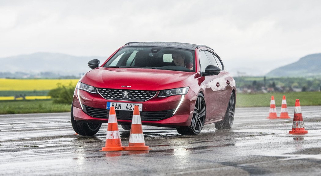 Podvozek peugeotu je velmi dobře vyvážený a přes komfortnější naladění reaguje na změny směru rychle. Obratnosti neprospívá jen příliš velký převod řízení.