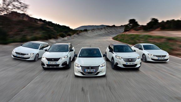 Poprvé za volantem plug-in hybridních Peugeotů: Hlavně nenápadně