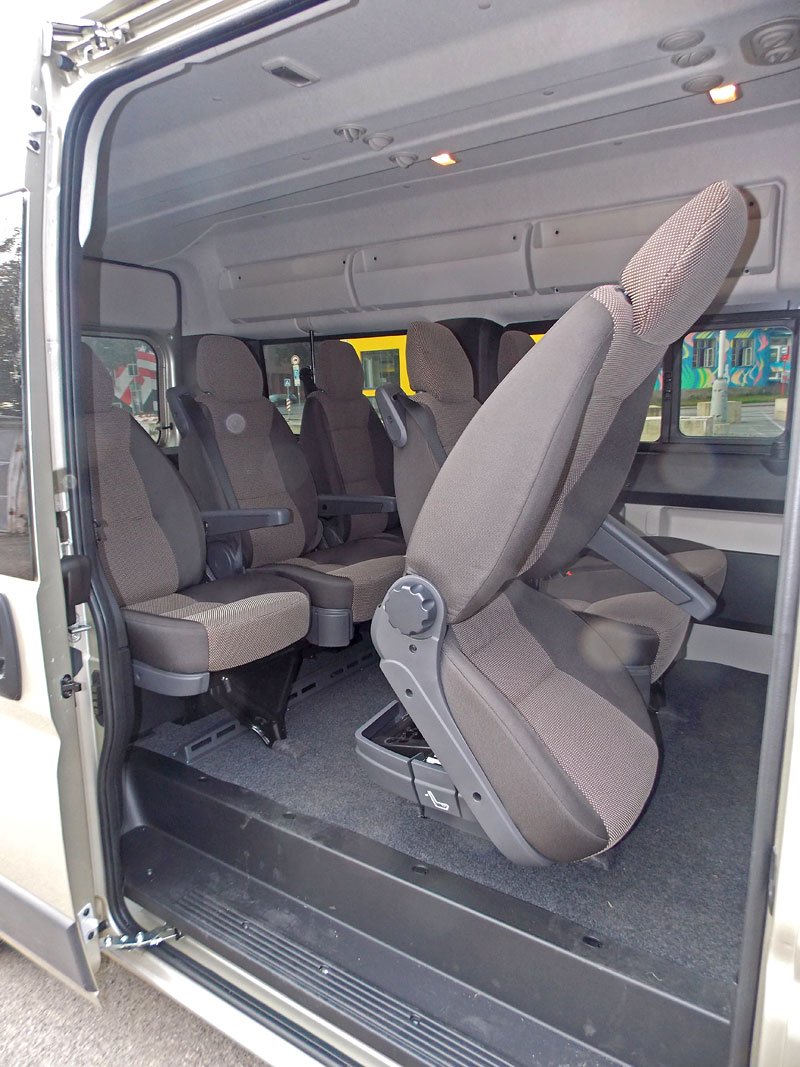 Přístup ke třetí řadě sedadel je u verze minibus velmi pěkný