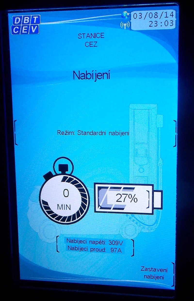 Z akumulátorové kapacity 27 na 82 procent jsme se díky rychlodobíjecí stanici dostali během 26 minut. Od 75procentního dobití proud klesal až na konečných 55 A. Hlavní panel po dobití ukázal jen na pouhou sekundu předaný celkový výkon, starší rychlodobíje