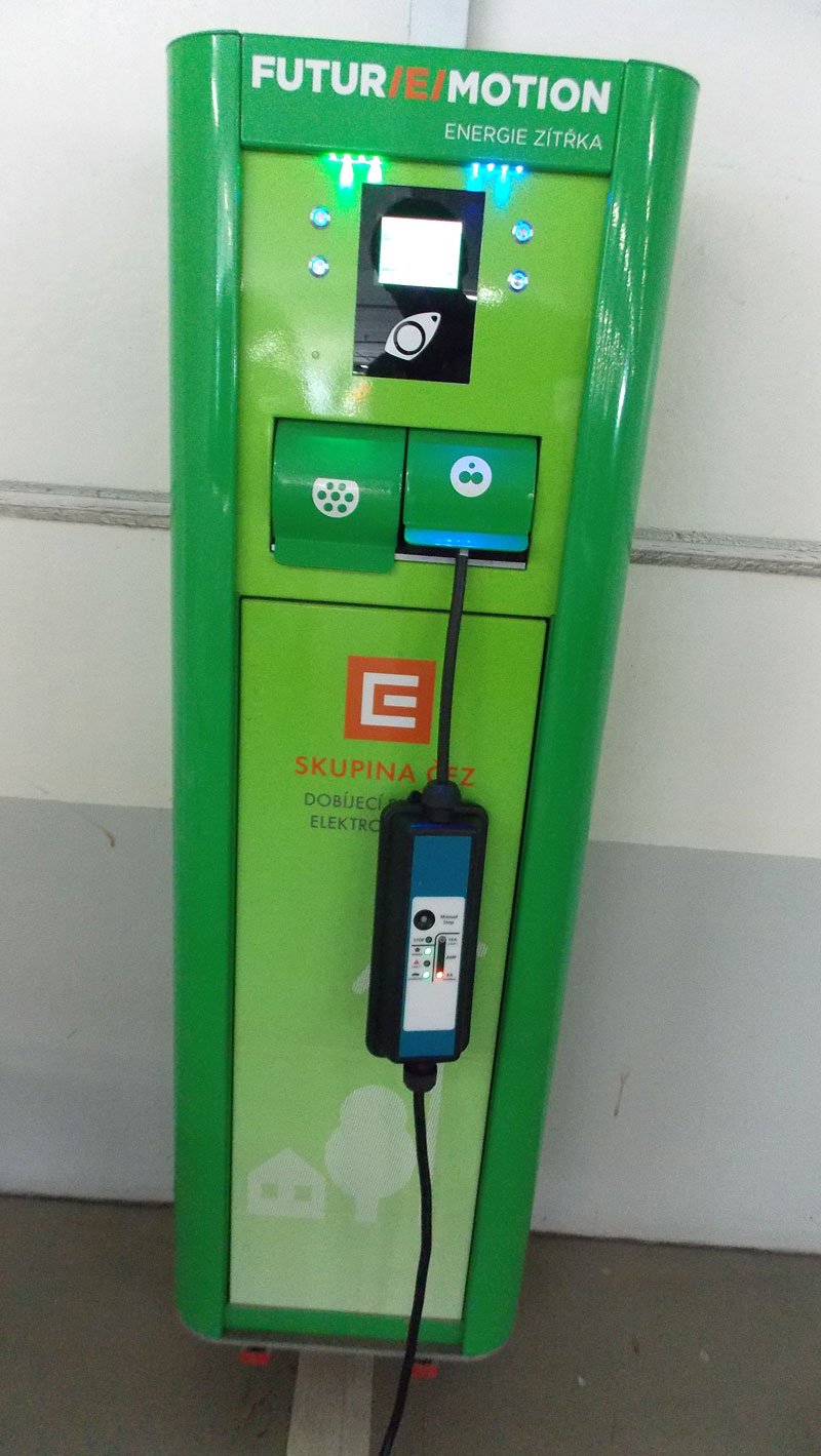 Připojení běžným kabelem k dobíjecí stanici firmy ČEZ dovolilo proud jen 8 A. Stojan neměl zabudovaný systém green‘up, který by dovolil 14 A.