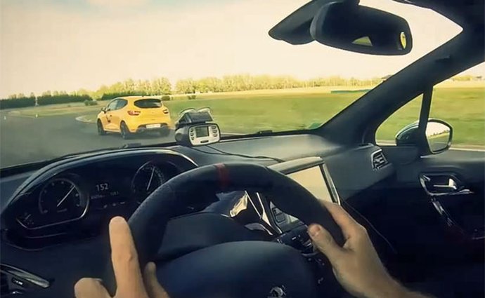 Kdo zrychluje lépe: Renault Clio RS, nebo Peugeot 208 GTi? (video)