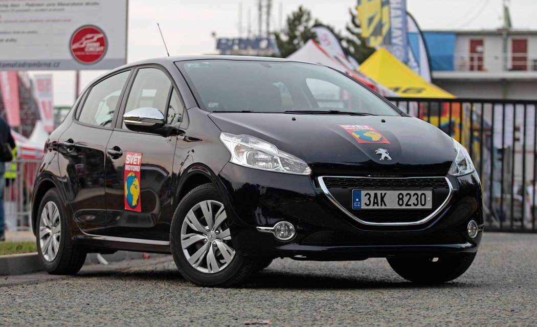 Téměř žádné z dlouhodobě testovaných aut nechybělo na Velké ceně motocyklů v Brně. Podíval se tam i Peugeot 208.