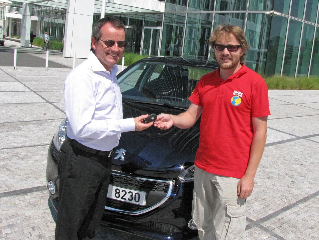 Klíčky jsme přebrali přímo před sídlem Peugeotu ČR od jeho generálního ředitele Joëla Gorina.
