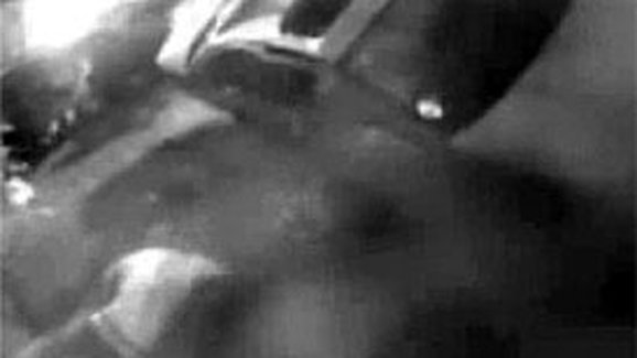 Video: Spolujezdec vypadl střešním oknem