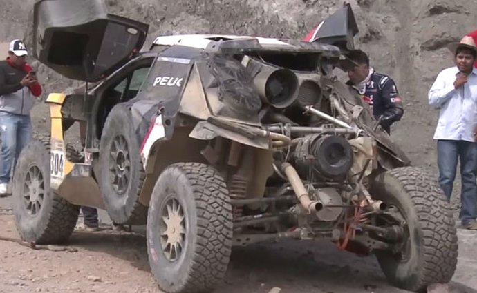 Těžká havárie Carlose Sainze na Dakaru. Tohle už mechanici neopraví