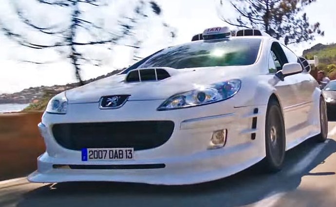 Do kin míří Taxi 5! Superrychlý taxík Peugeot 407 si to ve filmu rozdá s Lamborghini