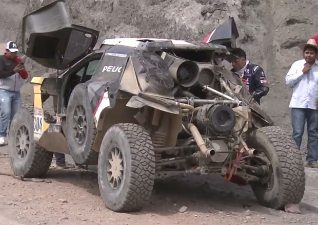 Těžká havárie Carlose Sainze na Dakaru 2017