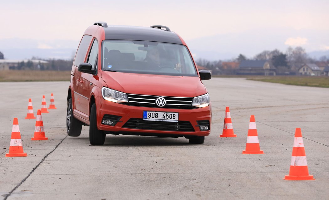 Caddy se tváří suverénějším dojmem a méně se naklání, stabilizace však vůz méně přibrzďuje a řízení při rychlém pohybu tuhne. Lepší než peugeot tak při průjezdu mezi kužely nakonec není.