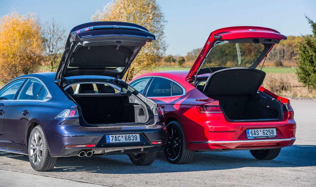 Oba modely mají páté dveře vykrojené hodně do střechy, takže nepřesahují obrys vozu a nepraštíte se o ně do hlavy. Peugeot má na nich šikovně zavěšené plato a také o centimetr nižší nákladovou hranu.