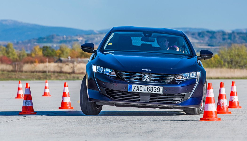 Peugeot zatáčí ochotně, projevuje se jen mírnou nedotáčivostí a chová se nezáludně. Stabilizace však zasahuje méně účinně a řidič má při vyhýbacím manévru problém vrátit se do původního směru.