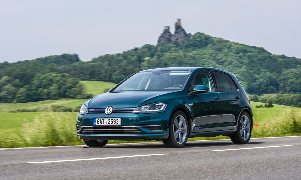 Golf 1.5 TSI má stejně jako předchozí 1.4 TSI zadní víceprvkovou nápravu a odpružení je vycizelované téměř k dokonalosti. Ačkoli měl testovaný vůz o palec větší kola než peugeot (17“), na rozbitém povrchu se chová daleko klidněji a je komfortnější.