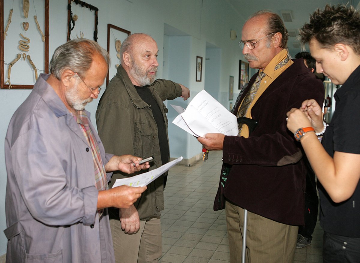 Režisér Otakar Kosík nad scénářem vysvětluje Rudolfu Hrušínskému (vlevo) a Pavlu Novému jejich příští záběr.