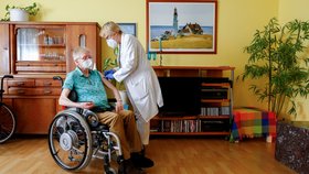 Očkování proti covid-19 vakcínou společností Pfizer/BioNTech v německém Kolíně (28. 3. 2021)