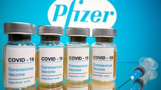 Pfizer očekává silný růst tržeb za vakcíny na covid. Loni výrazně zvýšil zisk
