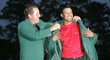 Phil Mickelson obléká Tigerovi sako za triumf na Masters.