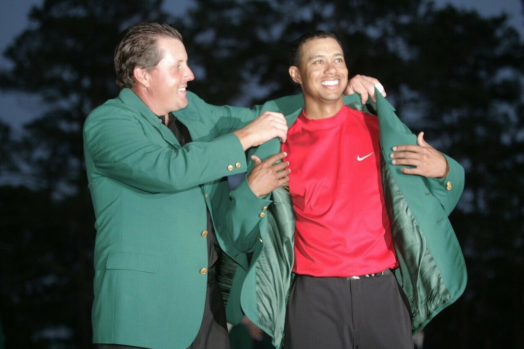 Phil obléká Tigerovi sako za triumf na Masters.
