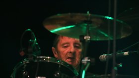 Legendární bubeník australské kapely AC/DC Phil Rudd se v Brně představil se svou kapelou. Rudd působil za bicími nenápadně, bouchnout do nich ale uměl, jak ve svých nejslavnějších letech.