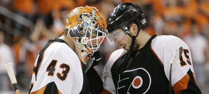 Hokejisti Philadelphia Flyers brankár Martin Biron (43) and útočník Joffrey Lupul (15).