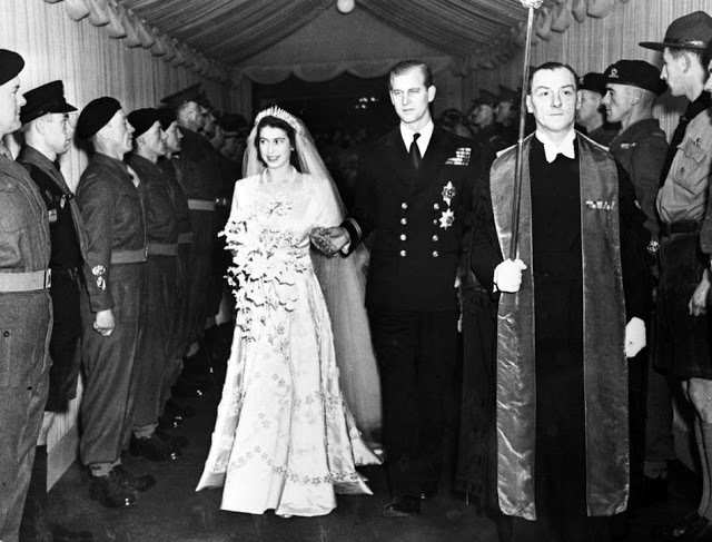 Fotografie ze svatby Alžběty a Philipa v roce 1947.