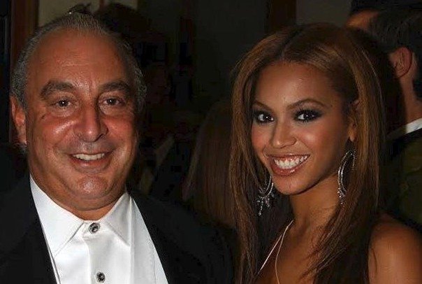 Miliardář Philip Green čelí obvinění ze sexuálního obtěžování. Green se rád obklopoval celebritami a modelkami.