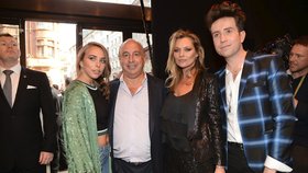 Miliardář a podnikatel Philip Green se rád obklopuje celebritami a modelkami. Na snímku s dcerou Chloe, modelkou Kate Moss a moderátorem Nickem Grimshawem.
