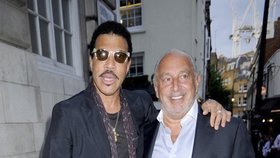Miliardář a podnikatel Philip Green se rád obklopuje celebritami a modelkami. Na snímku se zpěvákem Lionelem Richie.
