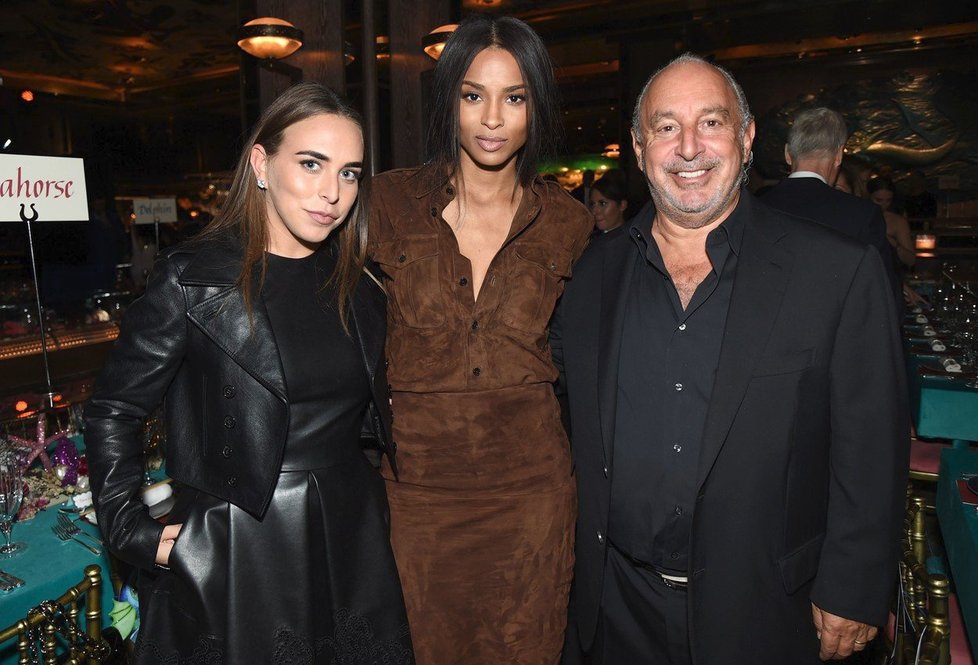 Miliardář a podnikatel Philip Green se rád obklopuje celebritami a modelkami. Na snímku s dcerou Chloe a zpěvačkou Ciarou.