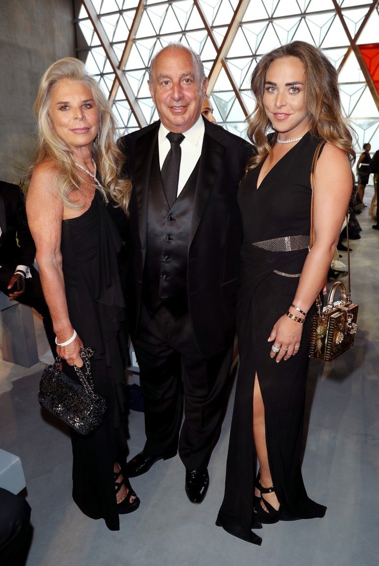 Miliardář Philip Green s manželkou Tinou a dcerou Chloe