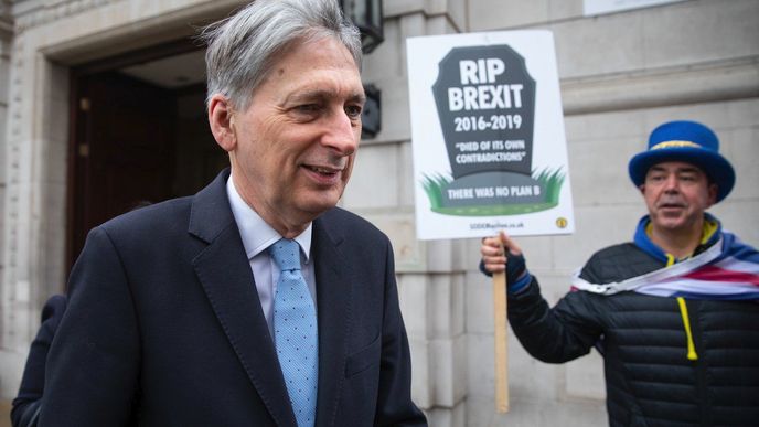 Ministr financí Velké Británie Philip Hammond říká, že parlament asi brzy bude hlasovat o druhém referendu o brexitu