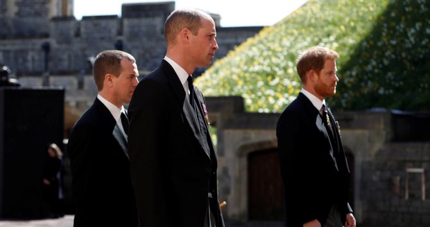 Princové William a Harry v procesí za zesnulého Philipa