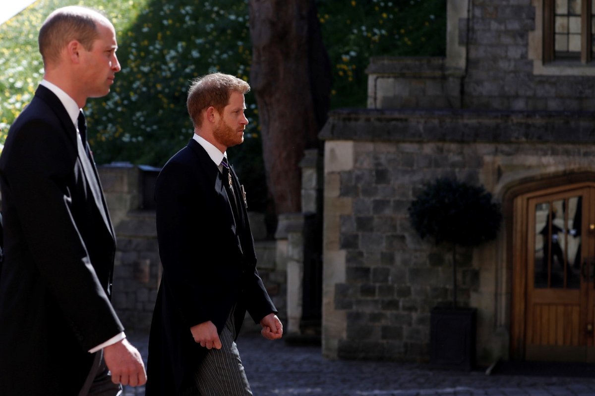 Princové William a Harry v procesí za zesnulého Philipa