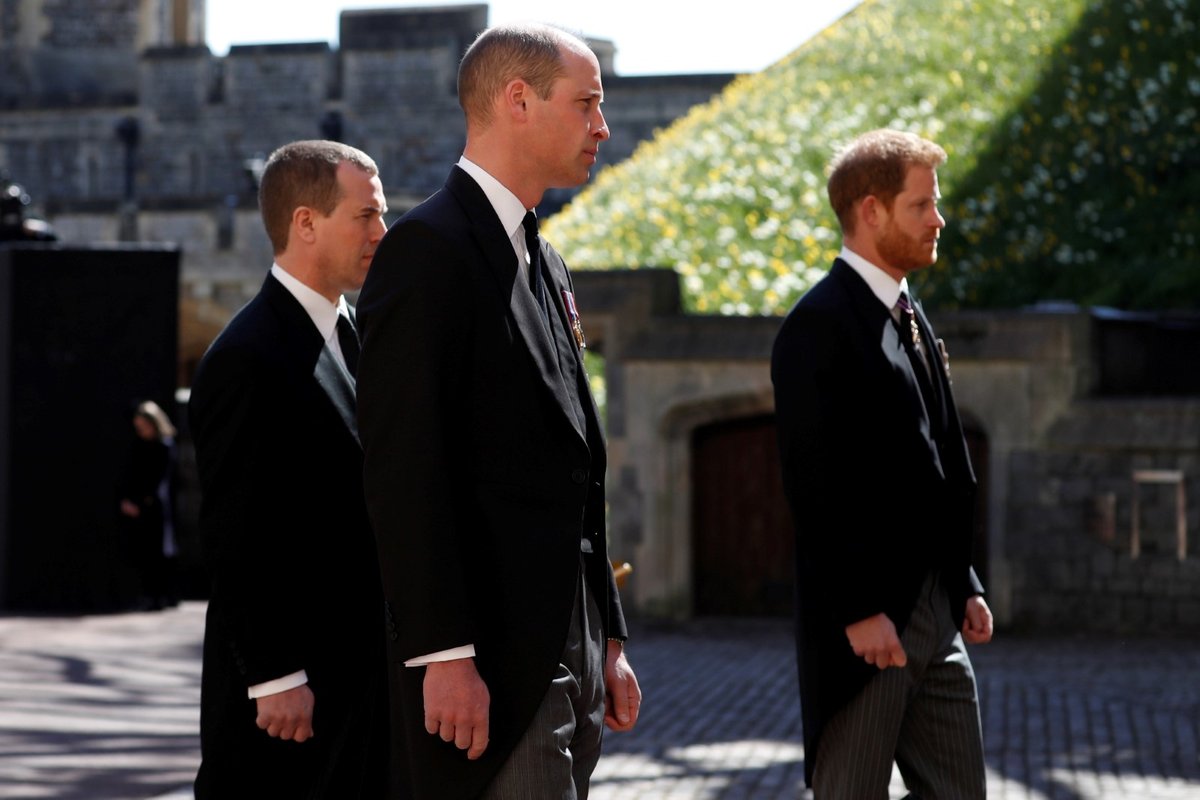 Princové William a Harry v procesí za zesnulého Philipa