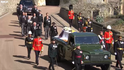 Smuteční pochod truchlících za vozem s rakví prince Philipa