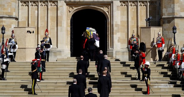 Truchlící a rakev s princem Philipem vchází do kaple svatého Jiřího.